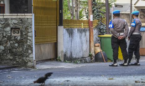 Anggota Propam Polri melakukan penjagaan di rumah pribadi mantan Kadiv Propam Polri Irjen Pol Ferdy Sambo. Suasana rumah Irjen Ferdy Sambo pada Rabu terlihat sepi dan garis polisi pun dilepas.