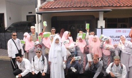 Anggota Rumah Tahfiz khusus difabel Daarul Quran di depan lokasi rumah tahfiz mereka yang baru. 