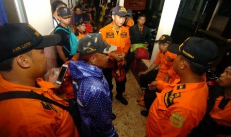 Anggota SAR yang melakukan pencarian korban longsor di Desa Pasir Panjang, Salem, Brebes, Jawa Tengah. 