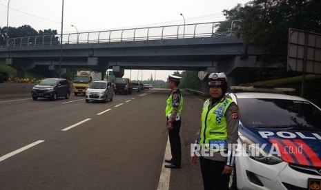 Anggota Sat Lantas Polres Purwakarta, melakukan pengamanan selama libur panjang akhir pekan ini di sepanjang ruas Tol Cipularang, Jumat (30/3). 