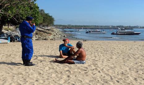 Anggota Sat Pol Air Polresta Denpasar menegur warga yang tidak menggunakan masker dengan benar saat berpatroli pada Pemberlakuan Pembatasan Kegiatan Masyarakat (PPKM) Level 4 di Pantai Sanur, Denpasar, Bali, Kamis (26/8/2021). Berdasarkan data secara kumulatif Satgas Penanganan COVID-19 Kota Denpasar dari tanggal 1 - 25 Agustus 2021 terkonfirmasi kasus positif COVID-19 berjumlah 8.879 orang, angka kesembuhan 11.781 orang, meninggal dunia 285 orang dan kasus aktif yang masih dalam perawatan sebanyak 2.447 orang