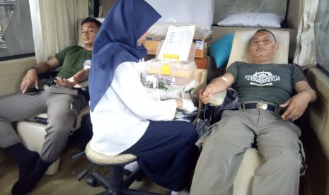 Anggota Sat Pol PP Kabupaten Purwakarta, saat melakukan donor darah, Rabu (30/4).