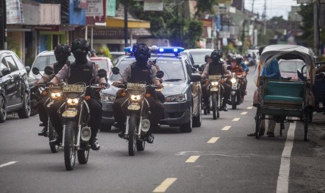 Anggota Sat Sabhara Polresta Yogyakarta melakukan patroli di Yogyakarta. 