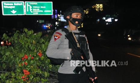 Anggota Satbrimob Polda Jabar dengan senjata lengkap melakukan pengamanan di Simpang Gadog, Kabupaten Bogor, Jawa Barat, Kamis (31/12/2020). Pengamanan dilakukan di jalur wisata Puncak, Kabupaten Bogor pada malam pergantian Tahun Baru 2021 sekaligus untuk mengantisipasi terjadinya kerumunan warga di saat pandemi COVID-19.