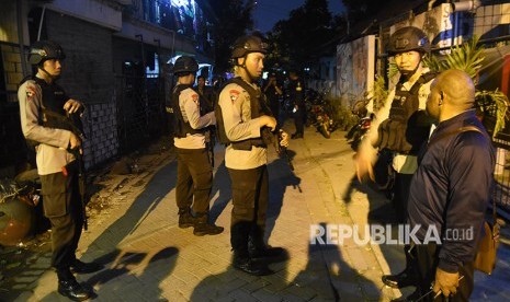 Anggota Satbrimob Polda Jawa Timur berjaga di lokasi penggeledahan rumah terduga teroris di kawasan Sikatan, Manukan Wetan, Surabaya, Jawa Timur, Selasa (15/5).