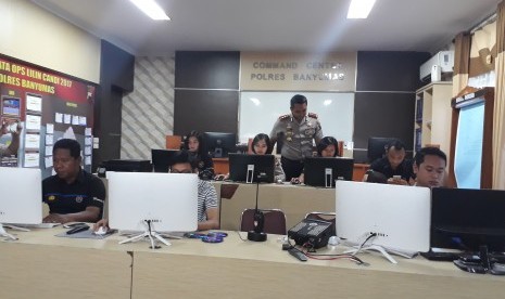 Anggota Satgas Antikampanye Hitam  Polres Banyumas.