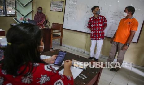 Anggota Satgas COVID-19 memberikan teguran kepada siswa yang kedapatan tidak menggunakan masker saat razia protokol kesehatan (prokes) di SMA Negeri 1 Palangkaraya, Kalimantan Tengah, Kamis (3/2/2022). Razia rutin tersebut digelar untuk menertibkan dan mensosialisasikan pentingnya prokes yang ketat saat pembelajaran tatap muka (PTM) guna mencegah penularan COVID-19 di lingkungan sekolah. 