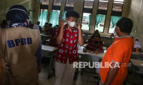 Anggota Satgas COVID-19 memberikan teguran kepada siswa yang kedapatan tidak menggunakan masker saat razia protokol kesehatan (prokes) di SMA Negeri 1 Palangkaraya, Kalimantan Tengah, Kamis (3/2/2022). Razia rutin tersebut digelar untuk menertibkan dan mensosialisasikan pentingnya prokes yang ketat saat pembelajaran tatap muka (PTM) guna mencegah penularan COVID-19 di lingkungan sekolah. 