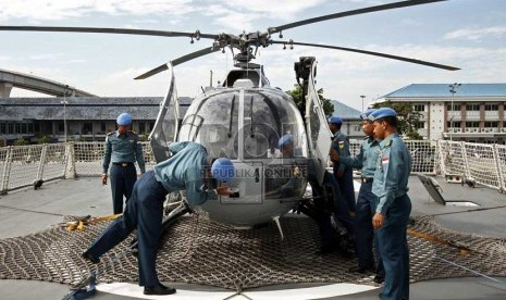  Anggota Satgas Maritim TNI Kontingen Garuda XXVIII memeriksa kelengkapan helikopter jenis Bolcow BO-10 di Dermaga Kolinlamil, Tanjung Priok, Jakarta Utara, Senin (11/3). (Republika/Adhi Wicaksono)