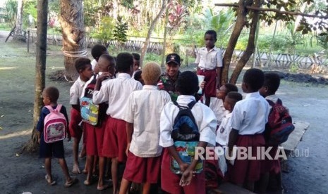 Anggota Satgas Yonif Mekanis Raider 411 Kostrad mengantar jemput anak-anak dari sekolah. Aktivitas ini dilakukan sebagai pengganti dari orang tua asuh.