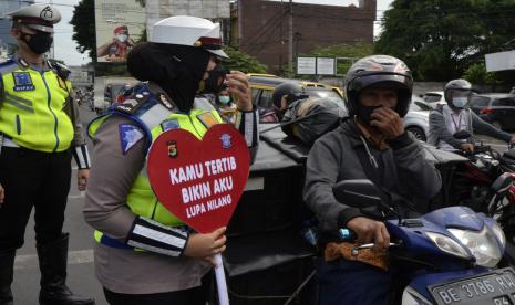 Anggota Satlantas Polda Lampung memberikan edukasi keselamatan berkendara dan prokes kepada pengendara saat pelaksanaan saat Operasi Keselamatan Krakatau 2022 di Bandar Lampung, Lampung, Senin (7/3/2022). Operasi Keselamatan Krakatau tersebut bertujuan untuk menurunkan tingkat Lakalantas, dan pelaggran lalu lintas serta penerapan protokol kesehatan agar masyarakat tertib dan disiplin dalam berlalu lintas di masa pandemi COVID-19. 