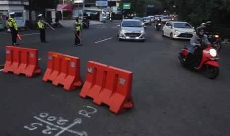 Anggota Satlantas Polres Boyolali mengalihkan arus lalu lintas dalam kota di Boyolali, Jawa Tengah, Sabtu (30/4/2022). Untuk mengurangi kepadatan arus lalu lintas dalam kota Boyolali pada H-2 Lebaran, pihak kepolisian mengalihkan arus lalu lintas dari arah Solo menuju jalan lingkar selatan Boyolali. 