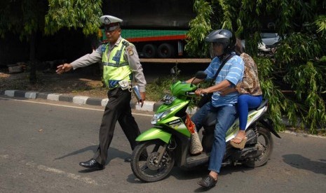 Anggota Satlantas Polres Jakarta Timur melakukan razia terhadap sejumlah kendaraan dalam Operasi Simpatik Jaya di Jalan, Jakarta Timur, Rabu (21/5).