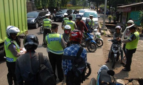 Anggota Satlantas Polres Jakarta Timur melakukan razia terhadap sejumlah kendaraan dalam Operasi Simpatik Jaya di Jalan, Jakarta Timur, Rabu (21/5)