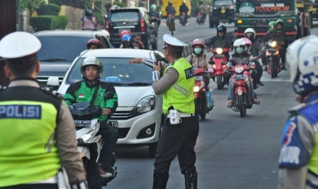 Anggota Satlantas Polres Semarang melaksanakan Operasi Patuh Candi 2019 di Jalan Utama kota Ungaran, Kabupaten Semarang, Jawa Tengah. 