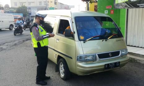 Anggota Satlantas Polres Semarang menertibkan sebuah angkutan umum ilegal (pelat hitam) di kawasan Pasar Karangjati, Kecamatan Bergas, Kabupaten Semarang. Penertiban ini merespons keresahan awak angkutan umum resmi yang beriperasi di trayek Karangjati-Pringapus.