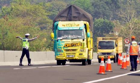  Pengusaha meminta pemerintah dapat menunda penerapan kebijakan truk obesitas atau kendaraan bermuatan dan berdimensi lebih.