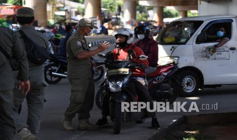 PPKM luar Jawa dan Bali diterapkan mulai 26 April hingga 9 Mei.