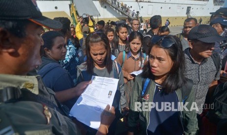 Anggota Satpol PP Kota Denpasar memeriksa surat domisili penumpang kapal KM Awu setibanya di Pelabuhan Benoa, Denpasar, Jumat (7/6/2019).