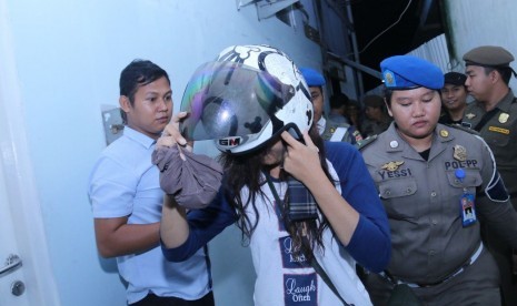 Anggota Satpol PP Kota Palembang Selasa dinihari (21/11) melakukan razia gabungan berhasil mengamankan pasangan bukan suami istri dan berhasil menyita minuman beralkohol atau minuman keras (miras)