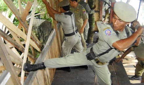 Anggota satpol PP merobohkan pondok maksiat di Padang Sumatera Barat.