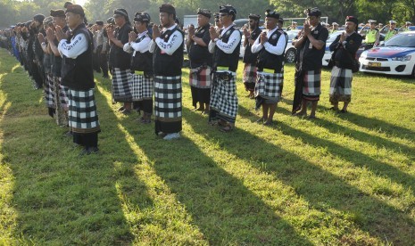 Anggota satuan pengamanan adat Bali atau Pecalang yang akan dilibatkan dalam pengamanan obyek wisata memberi penghormatan saat mengikuti gelar pasukan pengamanan VVIP di Lapangan Lagoon Nusa Dua, Bali, Jumat (3/3). 