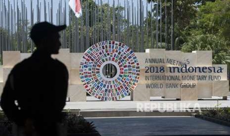 Anggota satuan pengamanan berjaga di sekitar kawasan yang akan menjadi tempat berlangsungnya pertemuan tahunan IMF-Bank Dunia di Bali Nusa Dua Convention Center (BNDCC), Nusa Dua, Bali, Senin (1/10). 