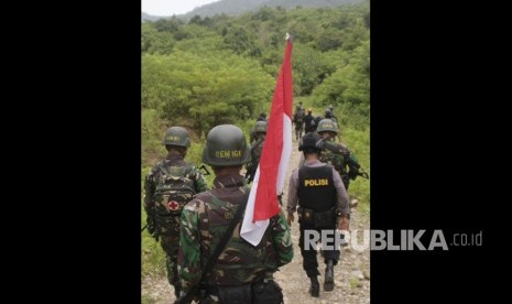 Anggota Satuan Tugas Pengamanan Perbatasan (Satgas Pamtas) RI-Timor Leste dari Satuan Yonif Raider 408/Suhbrastha bersama Polres Belu berpatroli di daerah perbatasan Pos Salore Desa Salore, Kabupaten Belu, NTT Selasa, (19/3/2019).