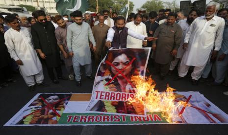  Sejarah Terpisahnya India dan Pakistan. Foto:  Anggota serikat pengemudi becak membakar representasi bendera nasional India dan gambar Nupur Sharma, juru bicara partai nasionalis Hindu yang berkuasa, selama demonstrasi untuk mengutuk referensi menghina Islam dan Nabi Muhammad yang dibuat baru-baru ini oleh Sharma, di Karachi , Pakistan, Selasa, 6 Juni 2022.