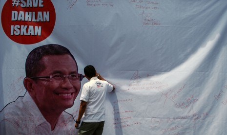 Anggota Serikat Perusahaan Pers (SPS) Riau membubuhkan tanda tangan pada spanduk 'Save Dahlan Iskan' di Kantor SPS Riau, Pekanbaru, Riau, Selasa (1/11).