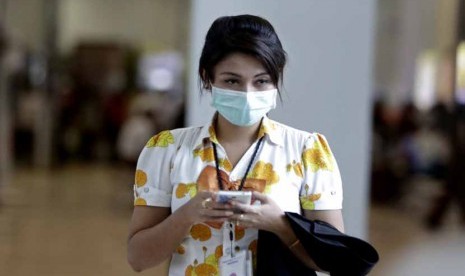 Anggota staf maskapai penerbangan menggunakan masker untuk mengantisipasi terinfeksi di Bandara Internasional Yangon, Yangon, Myanmar, Rabu (20/8). 