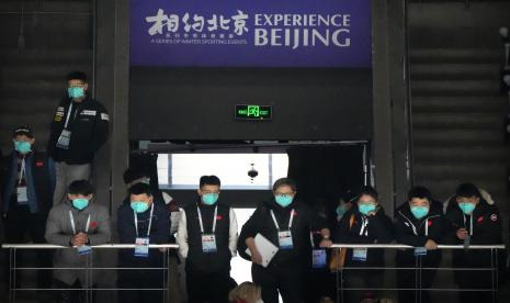 Anggota staf yang mengenakan masker wajah untuk melindungi dari COVID-19 menonton saat tim hoki China Ice Sports College berlatih di atas es selama Kegiatan Uji Domestik Hoki Es Beijing, acara uji untuk Olimpiade Musim Dingin Beijing 2022, di Stadion Indoor Nasional di Beijing, Rabu, 10 November 2021. Gedung Putih mengonfirmasi AS akan melakukan boikot diplomatik di Olimpiade Beijing.