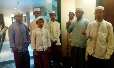 Anggota suku Tugotil, Halmahera Timur, yang kini sudah menjadi Muslim sedang dibina oleh Baitul Maal Hidayatullah (BMH).