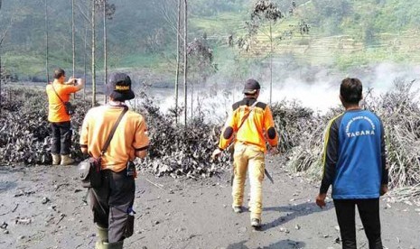 Anggota Tagana diterjunkan evakuasi korban kawah sileri