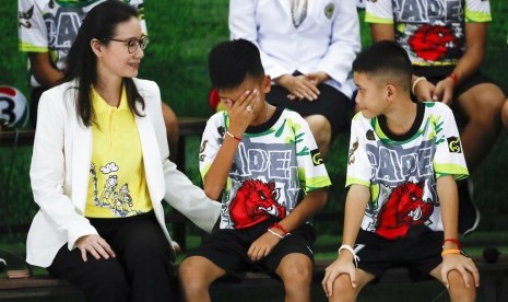 Anggota termuda tim sepak bola remaja Thailand Chanin Vibulrungruang menangis teringat penyelam Thailand yang tewas menyelamatkan mereka, saat konferensi pers di Chiang Rai, Rabu (18/7).