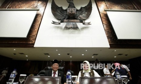  Anggota tertua Dewan Perwakilan Daerah (DPD) AM Fatwa (kiri) bersama anggota DPD termuda Riri Damayanti (kanan) memimpin sidang paripurna, (ilustrasi). Anggota Dewan Perwakilan Daerah (DPD) RI Riri Damayanti mengapresiasi, Kementerian Agraria dan Tata Ruang/Badan Pertanahan Nasional (ATR/BPN), yang memasukkan Provinsi Bengkulu ke dalam program reforma agraria.