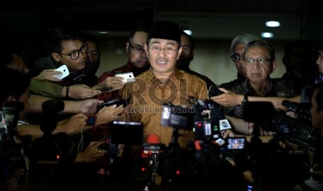 Anggota Tim 9, Jimly Asshiddiqie bersama anggota Tim 9 lain menjawab pertanyaan wartawan usai menemui pimpinan KPK di Gedung KPK, Jakarta, Selasa (3/2). (Republika/ Wihdan)