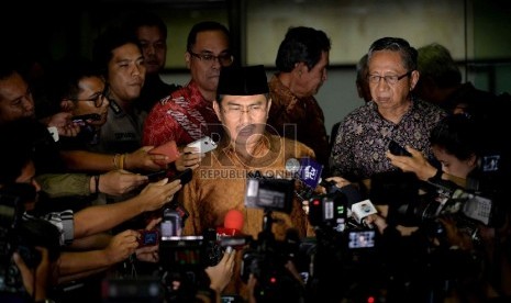 Anggota Tim 9, Jimly Asshiddiqie bersama anggota Tim 9 lain menjawab pertanyaan wartawan usai menemui pimpinan KPK di Gedung KPK, Jakarta, Selasa (3/2). (Republika/ Wihdan)