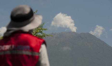 Anggota tim dari Universtas Gajah Mada memantau keberadaan pesawat tanpa awak jenis FX-79 Buffalo dalam pemotretan jalur lahar Gunung Agung yang kini masih berstatus awas di Kota Amlapura, Karangasem, Bali, Kamis (19/10).