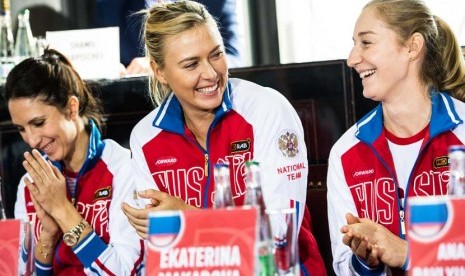 Anggota tim Fed Rusia (kiri-kanan) kapten Anastasia Myskina, Maria Sharapova, dan Anastasia Pavlyuchenkova menghadiri acara drawing di Praha, Ceska, Jumat (13/11).