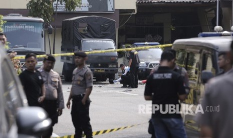 Anggota tim forensik polisi memeriksa lokasi serangan bom di Mapolrestabes Medan, Rabu (13/11/ 2019). 