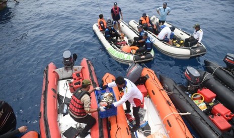 Joint search and rescue team remove Lion Air flight JT 610 aircraft's debris from Tanjung Pakis waters, Karawang, West Java, Tuesday (Oct 30).