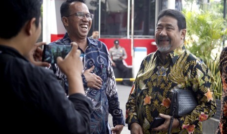 Anggota Tim Gabungan Pencari Fakta (TGPF) kasus Novel Baswedan, Hendardi (kanan) tiba di gedung KPK, Jakarta, Kamis (20/6/2019). 