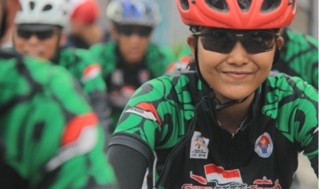 Anggota tim Gowes Touring Pesona Nasional yang melintasi Kota Bengkulu.