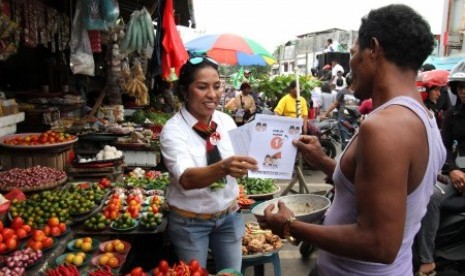 Anggota Tim Kampanye Pasangan Capres dan Cawapres Prabowo Subianto-Hatta Rajasa melakukan kampanye simpatik dengan membagi-bagikan selebaran berisi visi misi pasangan tersebut di Pasar Mardika, Ambon, Maluku, Sabtu (7/6).