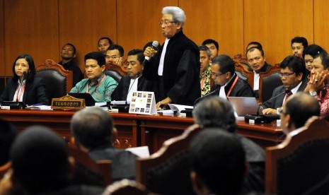 Anggota tim kuasa hukum KPU, Adnan Buyung Nasution (tengah) menyampaikan tanggapan atas hasil revisi gugatan yang disampaikan tim kuasa hukum pasangan Capres dan Cawapres Prabowo Subianto-Hatta Rajasa dalam sidang lanjutan Perselisihan Hasil Pemilihan Umum