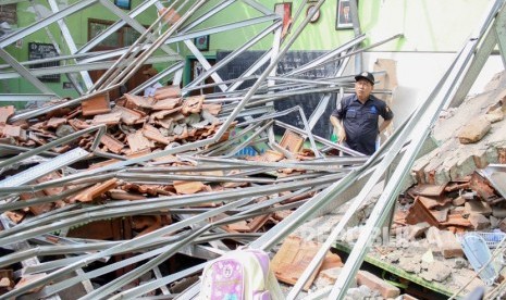 Anggota tim labfor Polda Jatim melakukan olah TKP kelas yang ambruk di Sekolah Dasar (SD) Negeri Gentong, Kecamatan Gadingrejo, Pasuruan, Jawa Timur, Selasa (5/11/2019).