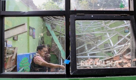 Anggota tim labfor Polda Jatim melakukan olah TKP kelas yang ambruk di Sekolah Dasar (SD) Negeri Gentong, Kecamatan Gadingrejo, Pasuruan, Jawa Timur, Selasa (5/11/2019).