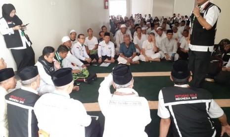 Anggota Tim Linjam PPIH Arab Saudi, Rustam Effendi Hasibuan memberikan edukasi kepada jamaah haji di Kloter 2 BPN di Hotel 914 tentang keamanan, Senin (22/7) sore.).