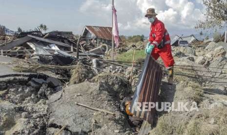 Search and Rescue personel at Petobo village, Palu, Central Sulawesi, Tuesday (Oct 2). 